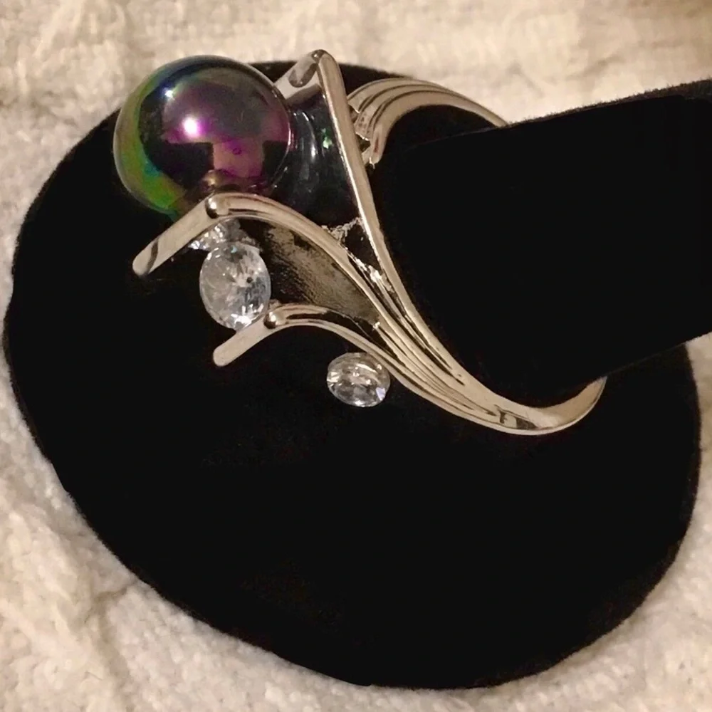 Unique Ring - Picture 2 of 2